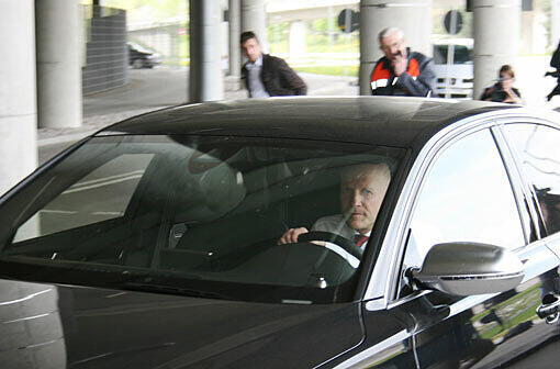 Bayerns Sportdirektor Matthias Sammer fährt in die Tiefgarage der Allianz Arena.