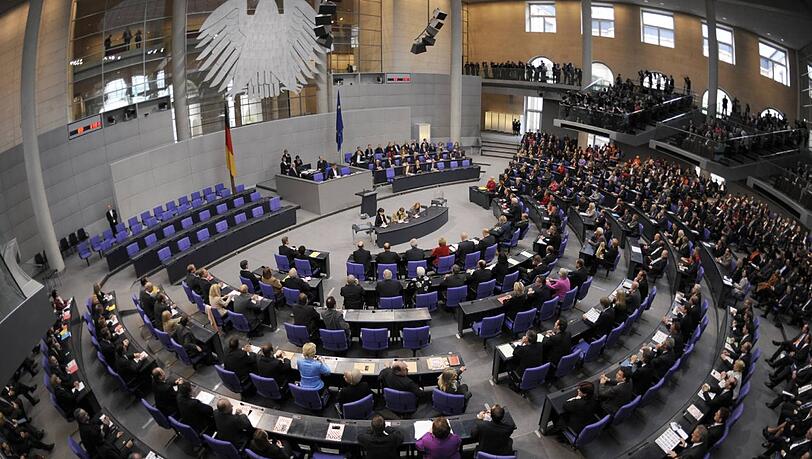 Die Diäten der Parlamentarier sollen auf 9082 Euro angehoben werden - und danach automatisch steigen. Die Diäten der Parlamentarier sollen auf 9082 Euro angehoben werden - und danach automatisch steigen.