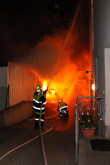 Das Auto völlig zerstört, die Garage in Vollbrand: In Waldkraiburg ist ein Carport abgebrannt. Die Bilder vom spektakulären Feuerwehreinsatz.