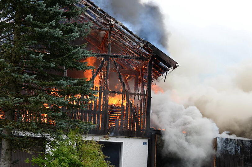 Bei Siegsdorf im Landkreis Traunstein steht am Sonntagmittag ein Bauernhof in Flammen.