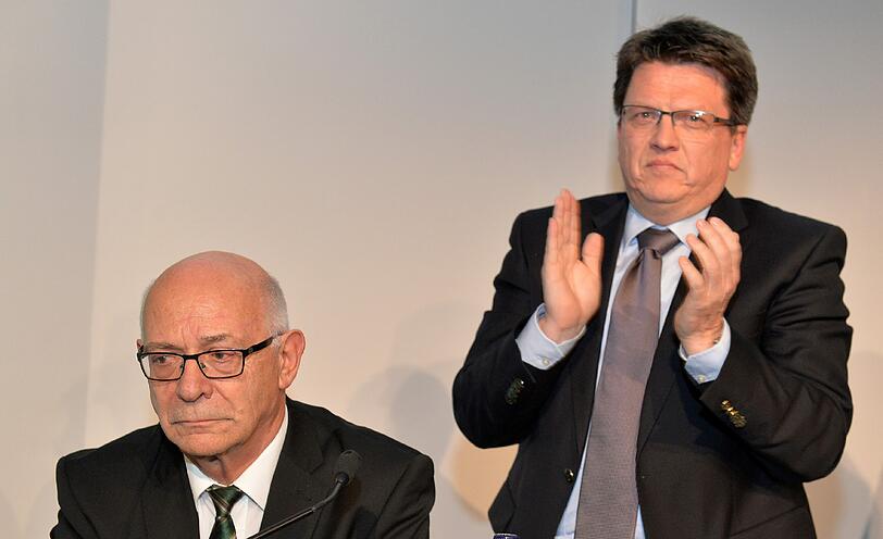 Hubertus Hess-Grunewald (r), neuer Präsident von Werder Bremen, appplaudiert in Bremen bei der Mitgliederversammlung nach der Rede des scheidenden Präsidenten Klaus-Dieter Fischer (l).