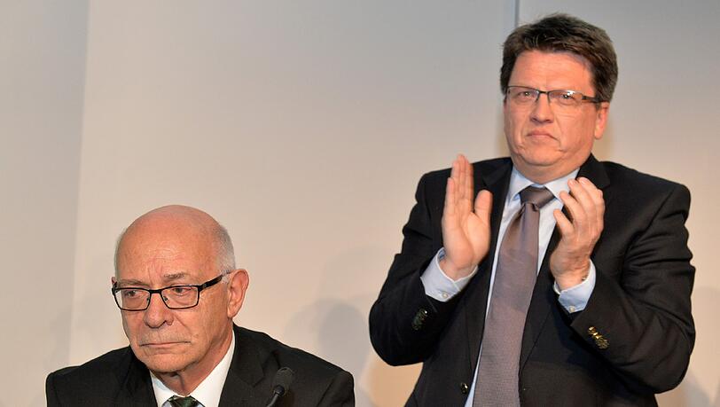 Hubertus Hess-Grunewald (r), neuer Präsident von Werder Bremen, appplaudiert in Bremen bei der Mitgliederversammlung nach der Rede des scheidenden Präsidenten Klaus-Dieter Fischer (l). Hubertus Hess-Grunewald (r), neuer Präsident von Werder Bremen, appplaudiert in Bremen bei der Mitgliederversammlung nach der Rede des scheidenden Präsidenten Klaus-Dieter Fischer (l).