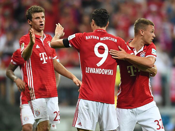 Schützenfest gegen Bremen: Den vergangenen Auftakt feierten die Bayern mit einem halben Dutzend Tore. Beim 6:0-Heimsieg traf allein Robert Lewandowski drei Mal. Die anderen Treffer steuerten Alonso, Lahm und Ribéry bei. Es ist der Auftaktsieg zur fünften Meisterschaft in Folge.