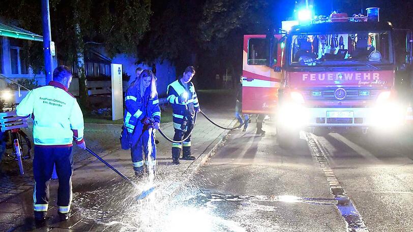 Einsatzkräfte der Feuerwehr Ottobrunn am Tatort.
