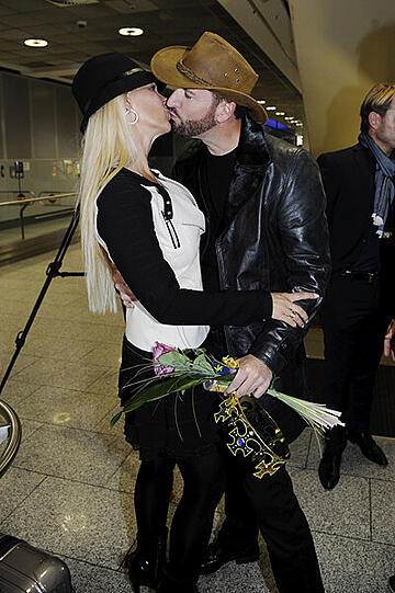 Larissa hat sichtlich ihren BH vergessen, Melanies Zepter zerbricht auf dem Flug und der Wendler ziert sich beim Begrüßungs-Kuss. Die Bilder von der Flughafen-Ankunft der Dschungelcamp-Stars...