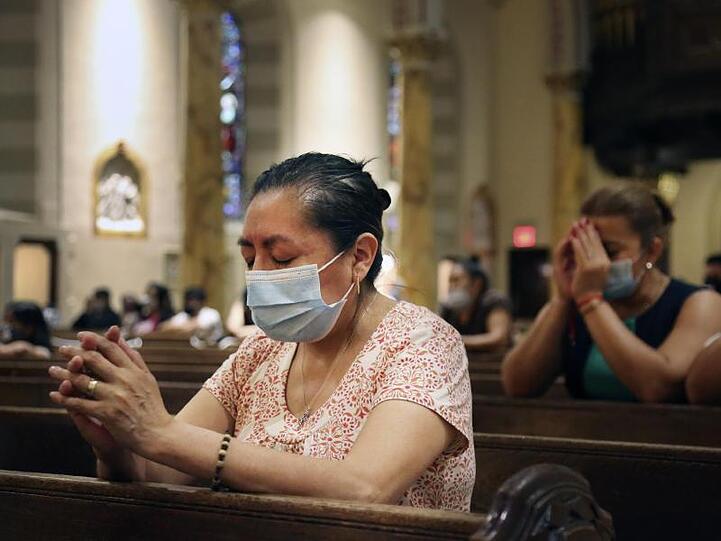 Betende Gläubige in der römisch-katholischen Kirche St. Bartholomew in New York. Die Kirche hat nach fast vier Monaten zum ersten Mal eine Messe abgehalten.