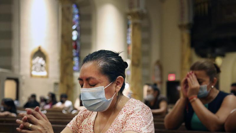 Betende Gläubige in der römisch-katholischen Kirche St. Bartholomew in New York. Die Kirche hat nach fast vier Monaten zum ersten Mal eine Messe abgehalten. Betende Gläubige in der römisch-katholischen Kirche St. Bartholomew in New York. Die Kirche hat nach fast vier Monaten zum ersten Mal eine Messe abgehalten.