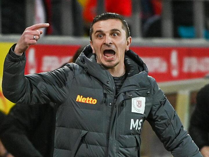Trainer Mersad Selimbegovic von Regensburg steht am Spielfeldrand. Foto: Armin Weigel/dpa/Archivbild