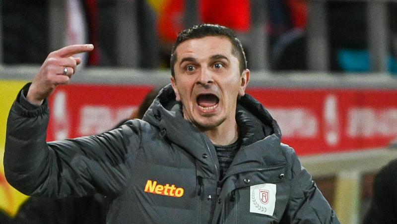 Trainer Mersad Selimbegovic von Regensburg steht am Spielfeldrand. Foto: Armin Weigel/dpa/Archivbild Trainer Mersad Selimbegovic von Regensburg steht am Spielfeldrand. Foto: Armin Weigel/dpa/Archivbild