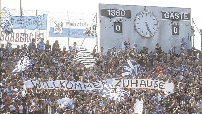 Heimat ist, wo die Anzeigentafel noch von Hand verstellt werden muss: Die Löwen-Fans in der legendären Westkurve des Städtischen Stadions an der Grünwalder Straße, wie das Sechzger offiziell heißt. Heimat ist, wo die Anzeigentafel noch von Hand verstellt werden muss: Die Löwen-Fans in der legendären Westkurve des Städtischen Stadions an der Grünwalder Straße, wie das Sechzger offiziell heißt.