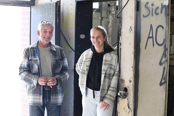 "Vieles zieht sich leider viel länger hin als gedacht": Alexa Steinke mit ihrem Bauleiter Horst Buresch im künftigen Backsteinchen. Sie betreibt mit ihrer Schwester Laura Steinke auch das Freiluft-Café Steinchen in Laim. "Vieles zieht sich leider viel länger hin als gedacht": Alexa Steinke mit ihrem Bauleiter Horst Buresch im künftigen Backsteinchen. Sie betreibt mit ihrer Schwester Laura Steinke auch das Freiluft-Café Steinchen in Laim.