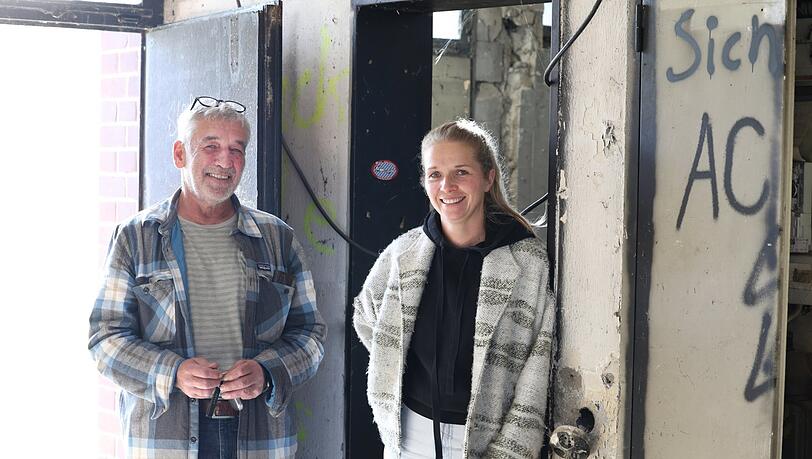 "Vieles zieht sich leider viel länger hin als gedacht": Alexa Steinke mit ihrem Bauleiter Horst Buresch im künftigen Backsteinchen. Sie betreibt mit ihrer Schwester Laura Steinke auch das Freiluft-Café Steinchen in Laim. "Vieles zieht sich leider viel länger hin als gedacht": Alexa Steinke mit ihrem Bauleiter Horst Buresch im künftigen Backsteinchen. Sie betreibt mit ihrer Schwester Laura Steinke auch das Freiluft-Café Steinchen in Laim.