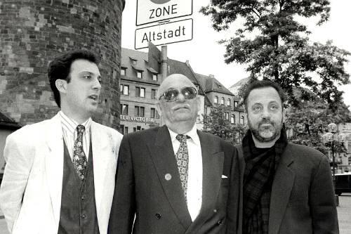 Familientreffen in Nürnberg &ndash; 50 Jahre nach Kriegsende: Helmut Joel (Mitte) mit seinen Söhnen Alexander und Billy (re.) 1995.
