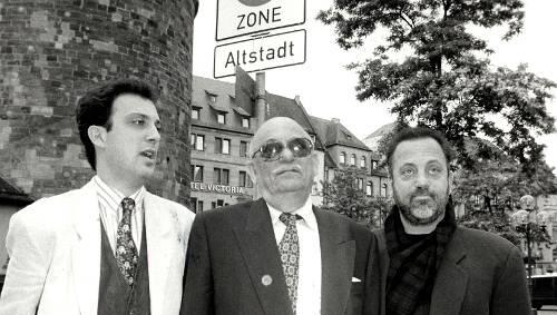 Familientreffen in Nürnberg – 50 Jahre nach Kriegsende: Helmut Joel (Mitte) mit seinen Söhnen Alexander und Billy (re.) 1995. Familientreffen in Nürnberg – 50 Jahre nach Kriegsende: Helmut Joel (Mitte) mit seinen Söhnen Alexander und Billy (re.) 1995.