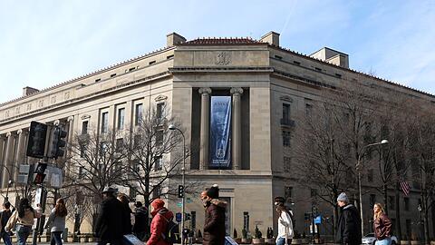 Ein meterlanges Trump-Banner hängt an der Fassade des US-Justizministeriums. (Archivbild) Ein meterlanges Trump-Banner hängt an der Fassade des US-Justizministeriums. (Archivbild)