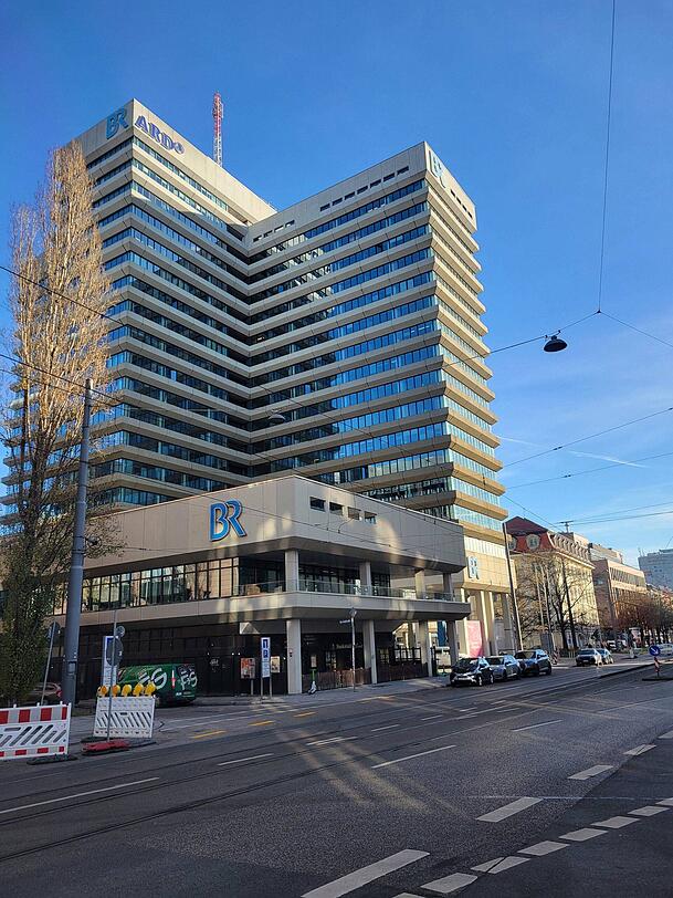 Das BR-Geb&auml;ude am Hauptbahnhof. Das Geb&auml;ude geh&ouml;rt seit 1976 zum Panorama der Stadt.