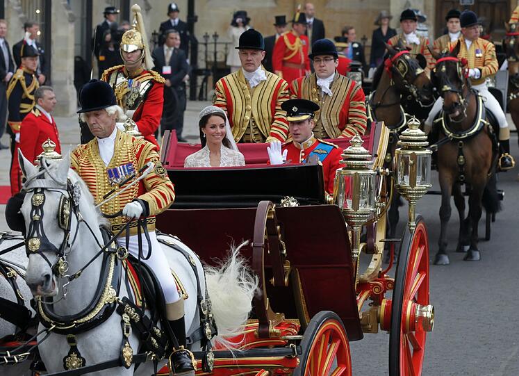 Nach der Trauung bringt die Kutsche Prinz William und Prinzessin Catherine zum Buckingham Palast.
