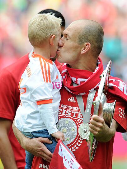 Arjen Robben zeigte sich mit seinem Sohn auf dem Arm.