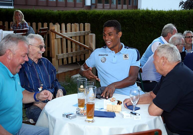 Beim Fan-Abend amüsierten sich die Löwen-Profis in entspannter Atmosphäre mit ihren Fans.