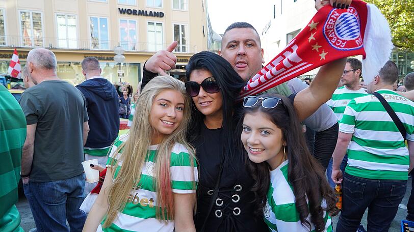 Auf dem Marienplatz feiern bereits die Celtic-Fans.
