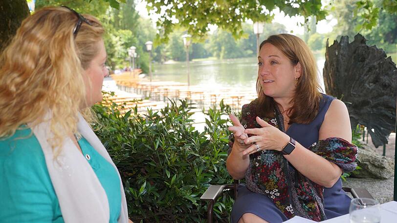 Jennifer Gavito (r.) im Gespräch mit AZ-Redakteurin Julia Sextl.