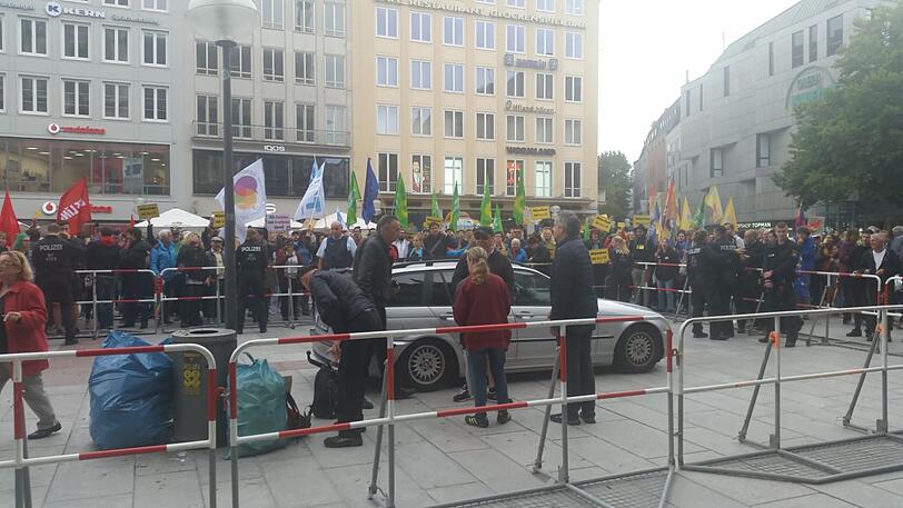 Hunderte Gegendemonstranten protestieren gegen die NPD-Kundgebung auf dem Marienplatz.