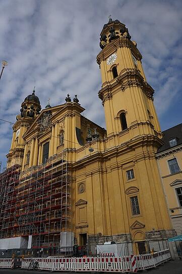 Derzeit kann man zusehen, wie das gerüst an der Theatinerkriche in die Höhe wächst. Bis 2016 wird die Vorderseite verhüllt sein. Danach kommen die Seiten und die Rückseite dran.