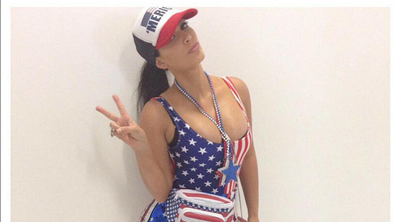 Der 4. Juli war auch für Kim Kardashian eine willkommene Gelegenheit, sich mal wieder mit einem Selfie in Szene zu setzen. Zum mindestens zwei Nummern zu kleinen Body trug sie auch noch eine glitzernde Hotpants. Der 4. Juli war auch für Kim Kardashian eine willkommene Gelegenheit, sich mal wieder mit einem Selfie in Szene zu setzen. Zum mindestens zwei Nummern zu kleinen Body trug sie auch noch eine glitzernde Hotpants.