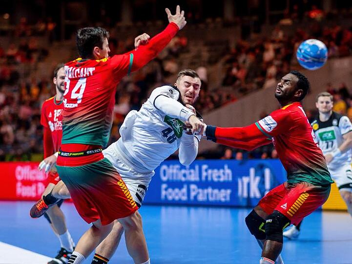 Der deutsche Spieler Jannik Kohlbacher (M) setzt sich gegen Alexandre Cavalcanti (l) und Alexis Borges (r) durch.