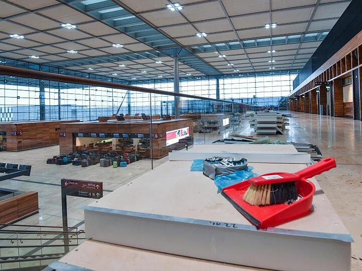 Blick in die große Halle des BER-Hauptterminalgebäudes: Der Hauptstadt-Flughafen soll im Oktober 2020 in Betrieb gehen - mit neun Jahren Verzögerung.