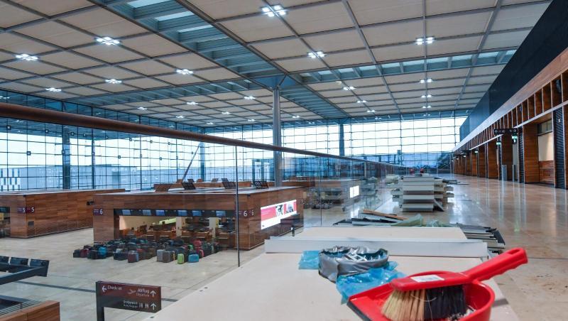 Blick in die große Halle des BER-Hauptterminalgebäudes: Der Hauptstadt-Flughafen soll im Oktober 2020 in Betrieb gehen - mit neun Jahren Verzögerung. Blick in die große Halle des BER-Hauptterminalgebäudes: Der Hauptstadt-Flughafen soll im Oktober 2020 in Betrieb gehen - mit neun Jahren Verzögerung.
