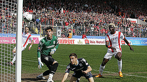 Aristide Bance (r.)  trifft für Offenbach zum 1:0, vorbei an Torwart Philipp Tschauner und Fabian Johnson.