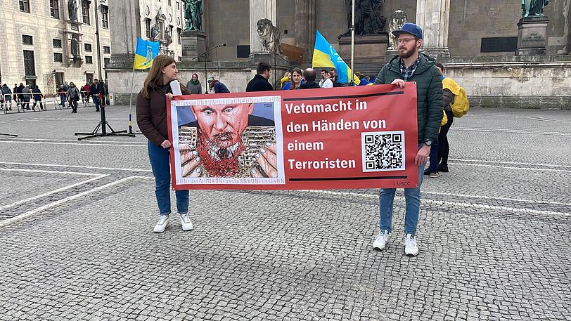 Gegen wenn sich der Protest am Odeonsplatz richtet, dürfte ziemlich klar sein.