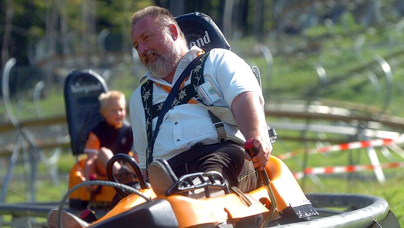 Ein Mann auf dem "Alpsee Coaster".