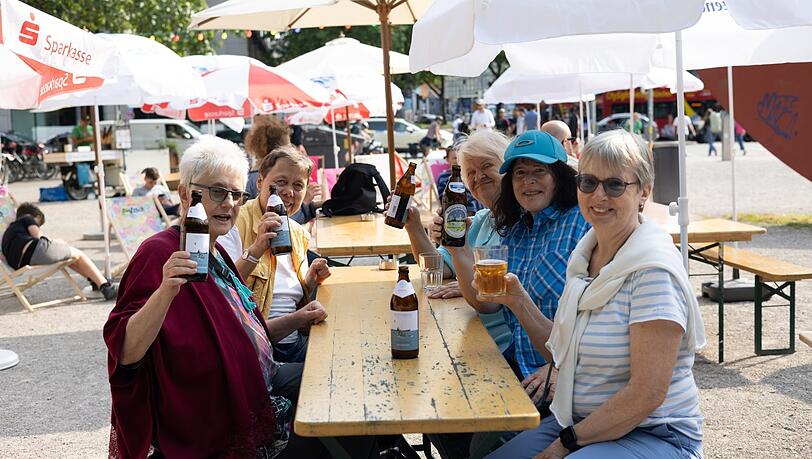 "Mal was Neues ausprobieren": Eine Damenrunde der Münchner Singles testet den Alkoholfrei-Biergarten "Die Null" am Alten Botanischen Garten.