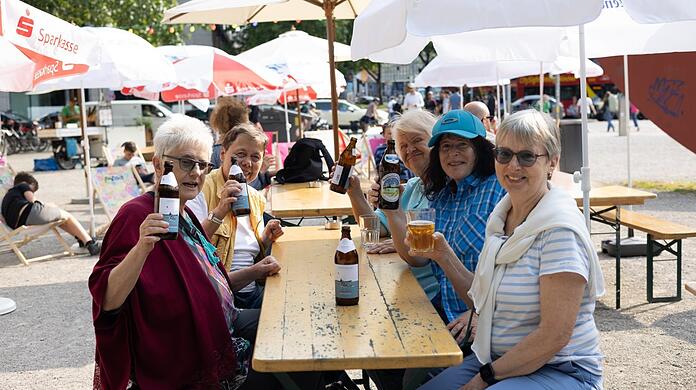 "Mal was Neues ausprobieren": Eine Damenrunde der Münchner Singles testet den Alkoholfrei-Biergarten "Die Null" am Alten Botanischen Garten.