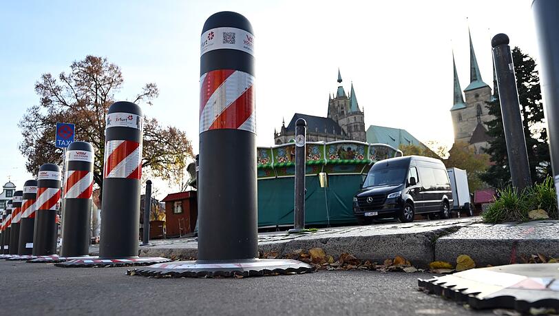 Die deutschen Weihnachtsmärkte werden wie hier in Erfurt mit Pollern und anderen Sperren gesichert. Die deutschen Weihnachtsmärkte werden wie hier in Erfurt mit Pollern und anderen Sperren gesichert.