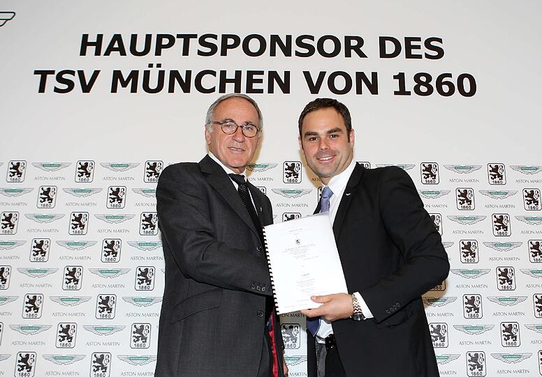Löwen-Geschäftsführer Robert Schäfer (r.) und Aston-Martin-Vorstandsboss Dr. Ulrich Bez präsentierten in der Allianz Arena die Vereinbarung.