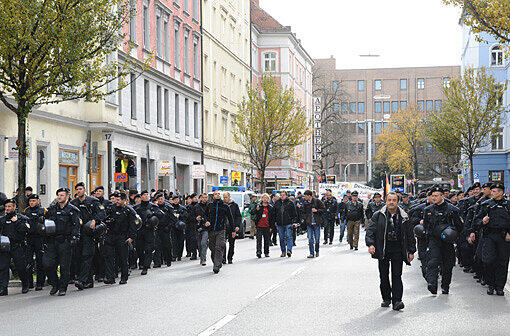 Etwa 20 Kundgebungsteilnehmer, über 1.000 Polizisten und insgesamt etwa 1.500 Gegendemonstranten: Das ist die Bilanz vom Münchner Demo-Samstag.
