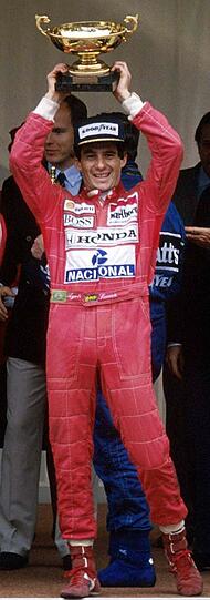 Platz 1:Ayrton Senna. Selbst frühere Rivalen und heutige Fahrer halten ihn für den genialsten und besten aller Rennfahrer. Einzigartig und außergewöhnlich war der Brasilianer aber auch als Mensch. Selbst im damals technisch unterlegenen Williams (im Vergleich zu Schumachers Benetton) stand er in den letzten drei Rennen vor seiner Todesfahrt am 1. Mai 1994 in Imola auf der Pole Position. Die nackten Zahlen: Drei WM-Titel, 41 Siege, 65 Pole Positions.