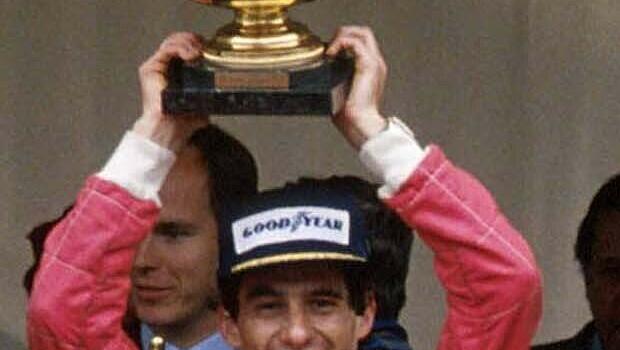 Platz 1:Ayrton Senna. Selbst frühere Rivalen und heutige Fahrer halten ihn für den genialsten und besten aller Rennfahrer. Einzigartig und außergewöhnlich war der Brasilianer aber auch als Mensch. Selbst im damals technisch unterlegenen Williams (im Vergleich zu Schumachers Benetton) stand er in den letzten drei Rennen vor seiner Todesfahrt am 1. Mai 1994 in Imola auf der Pole Position. Die nackten Zahlen: Drei WM-Titel, 41 Siege, 65 Pole Positions. Platz 1:Ayrton Senna. Selbst frühere Rivalen und heutige Fahrer halten ihn für den genialsten und besten aller Rennfahrer. Einzigartig und außergewöhnlich war der Brasilianer aber auch als Mensch. Selbst im damals technisch unterlegenen Williams (im Vergleich zu Schumachers Benetton) stand er in den letzten drei Rennen vor seiner Todesfahrt am 1. Mai 1994 in Imola auf der Pole Position. Die nackten Zahlen: Drei WM-Titel, 41 Siege, 65 Pole Positions.