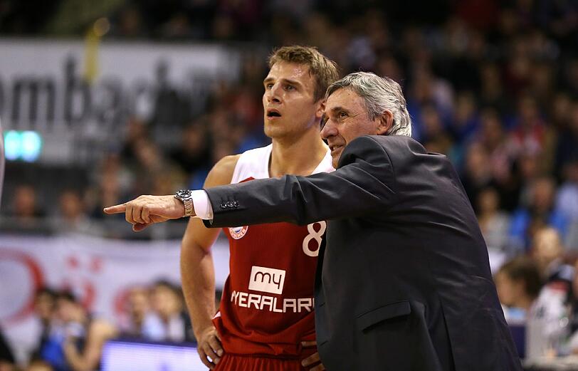 Svetislav Pesic gibt Heiko Schaffartzik Instruktionen.