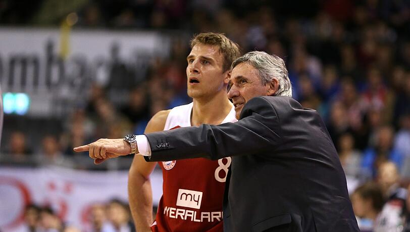 Svetislav Pesic gibt Heiko Schaffartzik Instruktionen. Svetislav Pesic gibt Heiko Schaffartzik Instruktionen.