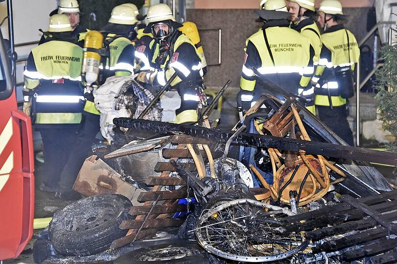 In einem neungeschossigen Wohnblock im Stadtteil Forstenried musste die Feuerwehr in der Nacht einen ausgedehnten Kellerbrand löschen. Ein Mann
erlitt eine Rauchgasvergiftung und wurde zur Behandlung in ein Krankenhaus gebracht.