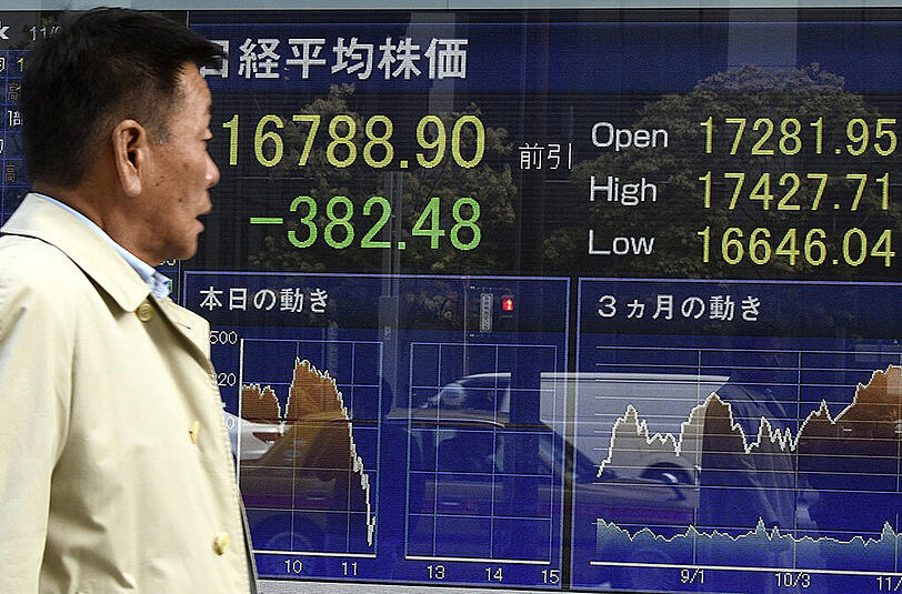 Die Börse in Tokyo reagiert geschockt auf den Zwischenstand bei der US-Auszählung.