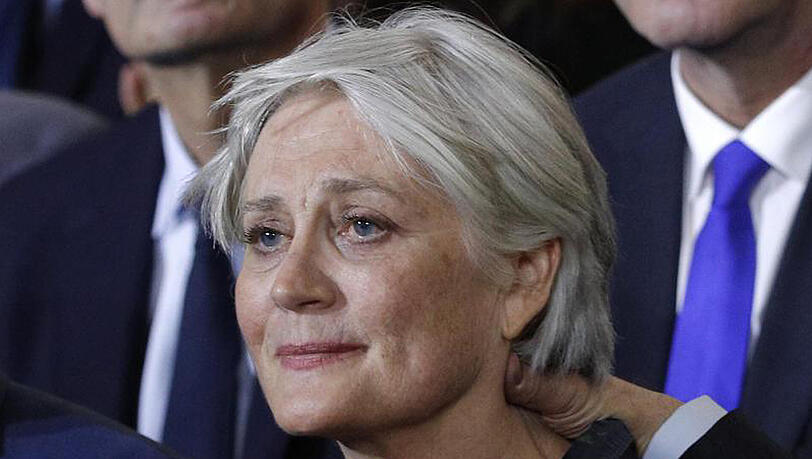 Penelope Fillon war jahrelang als parlamentarische Mitarbeiterin für ihren Mann und dessen Nachfolger in der Nationalversammlung angestellt. Penelope Fillon war jahrelang als parlamentarische Mitarbeiterin für ihren Mann und dessen Nachfolger in der Nationalversammlung angestellt.