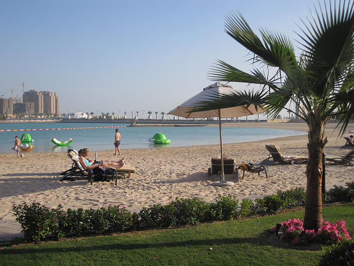 Hier schwitzen die Bayern: Der Strand von Doha/Katar.