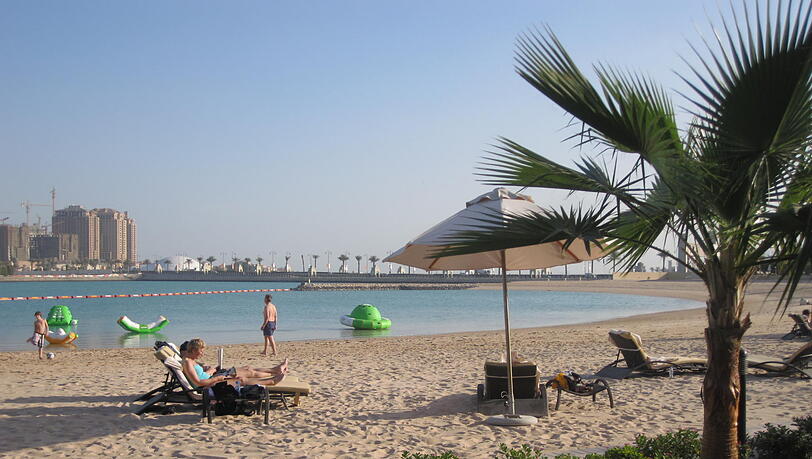 Hier schwitzen die Bayern: Der Strand von Doha/Katar. Hier schwitzen die Bayern: Der Strand von Doha/Katar.