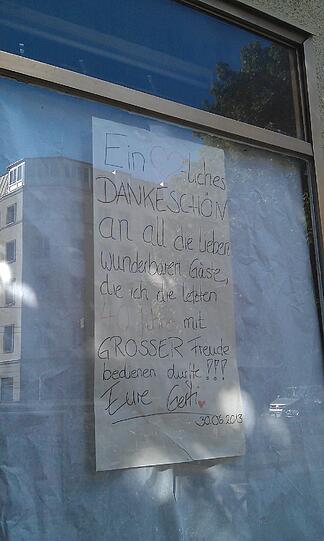 Im Schaufenster hängt ein Plakat, mittels dem ...