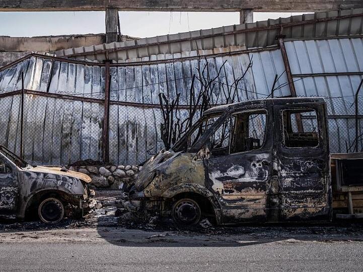 Ausgebrannte Autos stehen nach dem Raketenbeschuss im Industriegebiet der südisraelischen Stadt Sderot.